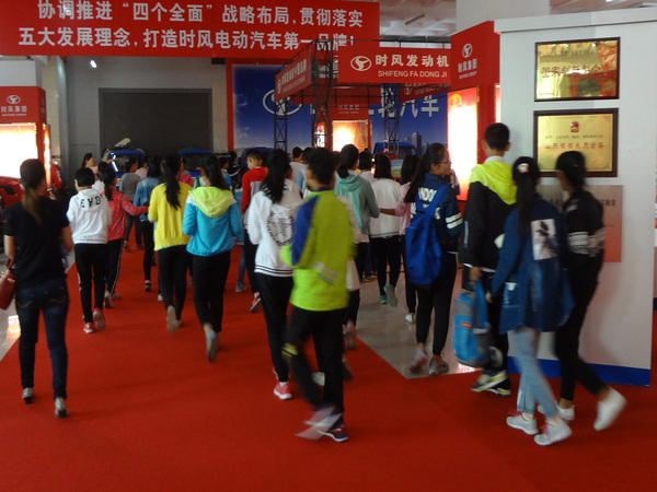 县实验小学部分小学生来9001cc金沙以诚为本科技展厅开展科普日活动